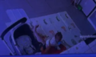 Imagem ilustrativa da imagem VÍDEO: Babá presa após agredir uma bebê de 8 meses e um menino de 2 anos no Recife