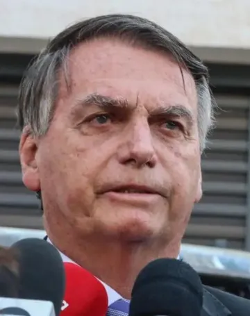 Imagem ilustrativa da imagem Bolsonaro se sente mal, cancela agenda em Goiás e retorna para Brasília