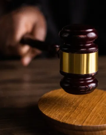 Imagem ilustrativa da imagem Justiça determina prisão de servidores e uso de tornozeleira em vereador no ES
