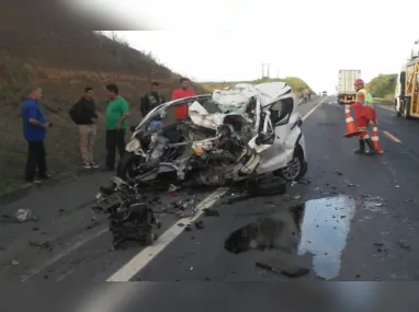Imagem ilustrativa da imagem Acidente envolvendo carro e carreta deixa um morto na BR-101 em Aracruz