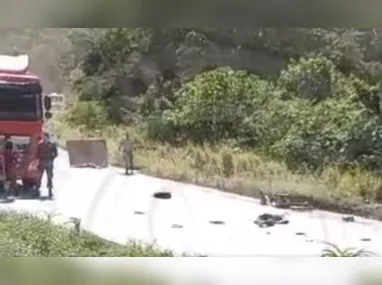 Caminhão tombou na rodovia após acidente