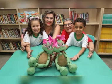 Liliane de Oliveira Ventura e seus alunos mostram o jornal mural