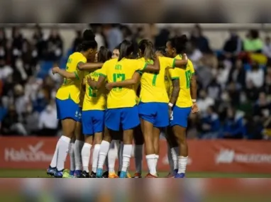 Debinha durante jogo da seleção brasileira