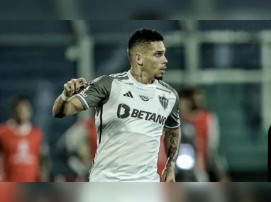 Gérson disputa jogada em derrota do Flamengo para o Palestino