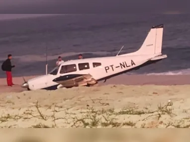 Monomotor em que estava Rizk saiu do Aeroclube de Vila Velha e teve que pousar na praia de Itaipuaçu, em Maricá, no Rio