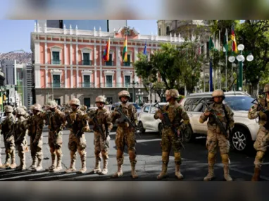 Militares formam cordão de isolamento do lado de fora do palácio presidencial da Bolívia, na Praça Murillo, em La Paz