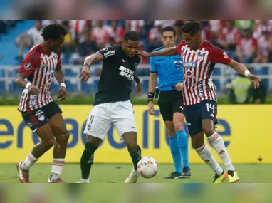 Jogadores do Internacional entraram em campo com o uniforme sujo de lama em referência às enchentes no Rio Grande do Sul