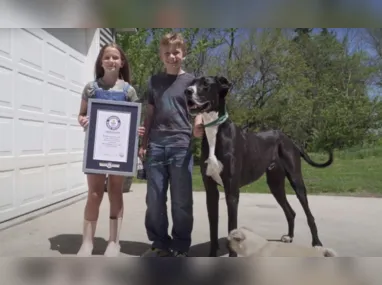 Ava e Alexandre, 12 e 10 anos, com o cachorro Kevin