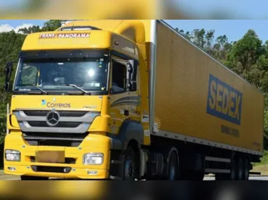 Imagem ilustrativa da imagem Caminhão dos Correios com doações para o RS tomba em rodovia de SP