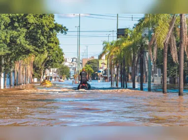 Moradores estão sendo retirados de casa por conta do risco de inundação