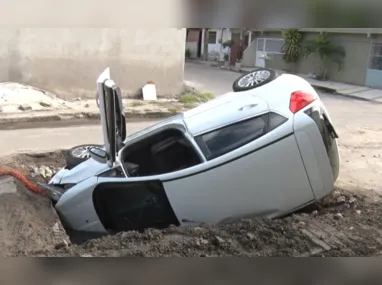 Imagem ilustrativa da imagem Carro cai dentro de buraco de obra em rua de Vila Velha