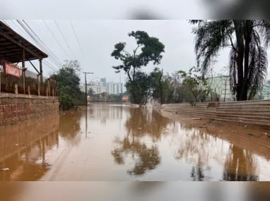 Ruas do centro de Porto Alegre continuam alagadas devido às cheias do Rio Guaíba