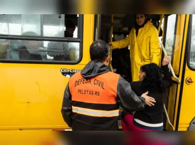 Chuva provocou queda de casa em Caxias do Sul e moradores relatam tremores na madrugada