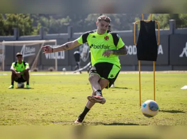 Imagem ilustrativa da imagem Em busca de recuperação no Brasileiro, Vasco e Vitória se enfrentam em São Januário