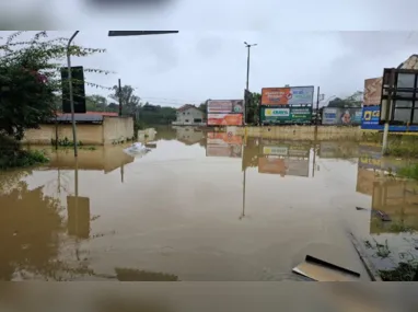 Imagem ilustrativa da imagem Enchentes agora atingem SC; mais de 800 estão fora de casa devido a inundações