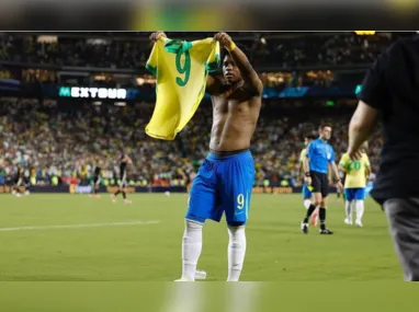 Jogadores da França comemoram após Randal Kolo Muani marcar seu primeiro gol sobre a Bélgica durante a partida de ida do Grupo 2 da Liga das Nações da UEFA, no Parc Olympique Lyonnais, em Lyon, na França, nesta segunda-feira, 9 de setembro de 2024