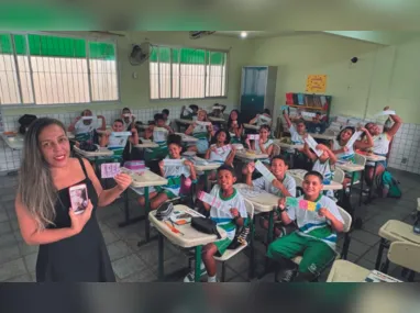 A professora Ana Paula Sarti contribui com a alfabetização de alunos da escola Ceciliano Abel de Almeida