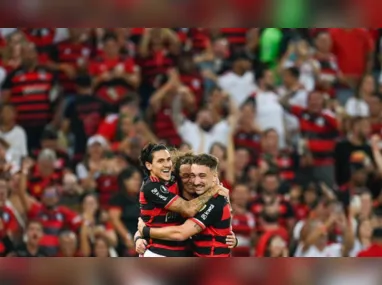 Jogadores do Internacional entraram em campo com o uniforme sujo de lama em referência às enchentes no Rio Grande do Sul