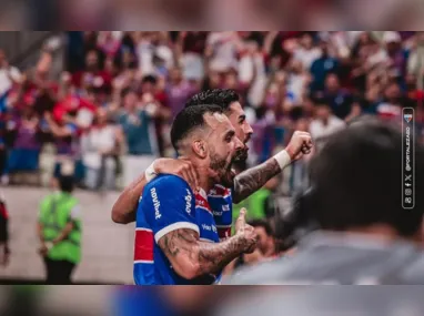 Igor Jesus disputa jogada com jogadores do Bahia