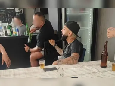 Gabigol foi flagrado tomando cerveja e usando a camisa do Corinthians