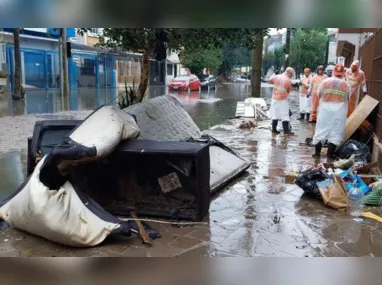 Ruas voltaram a ser inundadas em Porto Alegre