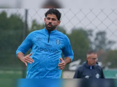 Jogadores do Internacional entraram em campo com o uniforme sujo de lama em referência às enchentes no Rio Grande do Sul