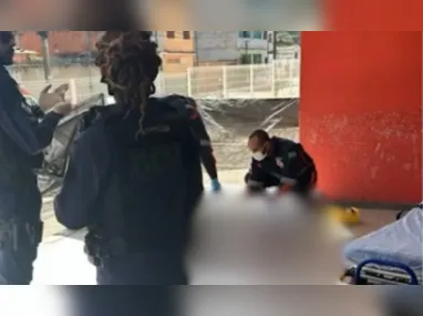Imagem ilustrativa da imagem Homem é agredido na rua e cai dentro de escola na Serra