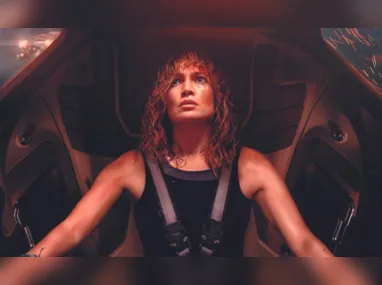Imagem ilustrativa da imagem Jennifer Lopez enfrenta robô terrorista em “Atlas”