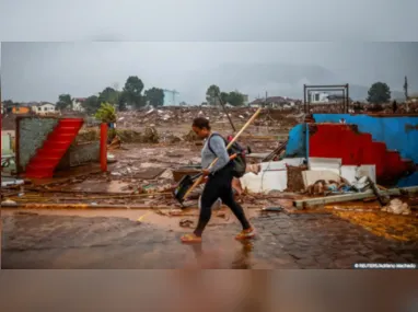 Ruas do centro de Porto Alegre continuam alagadas devido às cheias do Rio Guaíba