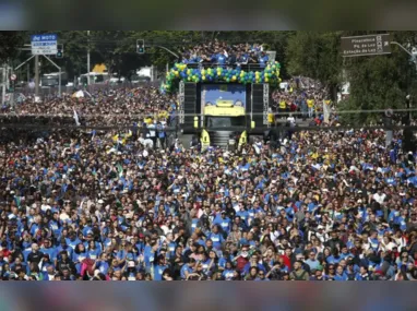 Fiéis participam da 32ª edição da Marcha para Jesus na Avenida Tiradentesl