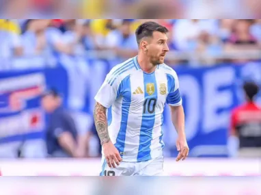 Imagem ilustrativa da imagem Messi bate recorde de aparições na Copa América, dá assistência e Argentina vence