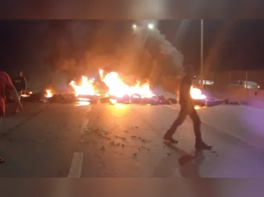 Imagem ilustrativa da imagem Moradores ateiam fogo em pneus durante protesto na rodovia do Contorno