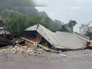 Moradora sendo resgatada após enchentes no Rio Grande do Sul