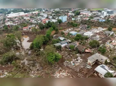 Imagem ilustrativa da imagem Empresa é suspeita de vender alimentos que ficaram debaixo d'água no RS