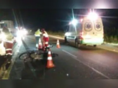 Vítima perdeu o controle da moto e bateu em um carro