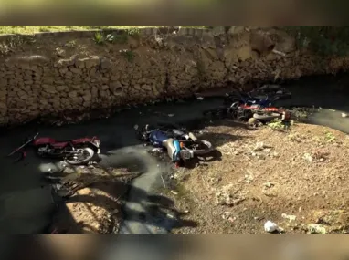 Imagem ilustrativa da imagem Motos roubadas são encontradas dentro de valão em Vila Velha