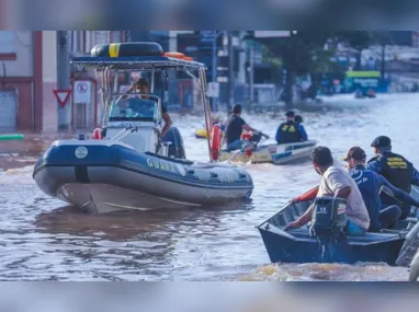 Policial dentro de barco pelas ruas de Porto Alegre