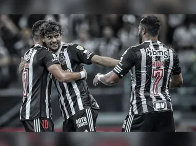 Jogadores do Internacional entraram em campo com o uniforme sujo de lama em referência às enchentes no Rio Grande do Sul