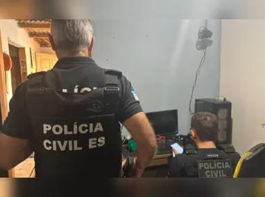 Trecho na BR-101, na Serra: rodovia é a principal rota terrestre do  transporte de passageiros e cargas do Estado e Pistola turca encontrada em Ibiraçu (destaque)