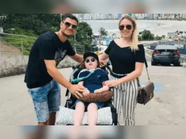 Renato e Aline Openkoski, com o filho Jonatas