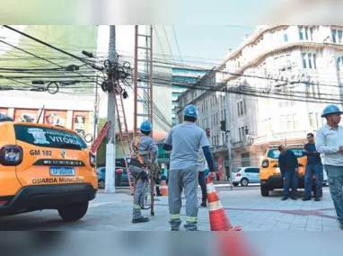 Imagem ilustrativa da imagem Prefeitura e EDP retiram fios irregulares dos postes em Vitória
