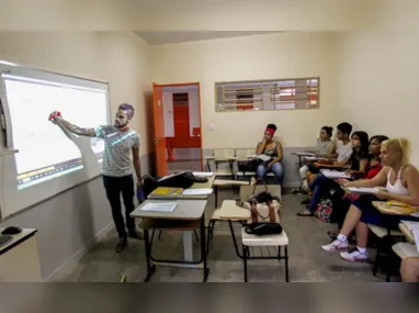 Aula em creche no município de Vitória: desenvolvimento infantil estimulado com atividades e atenção