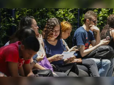 Imagem ilustrativa da imagem Primeira poupança do Pé-de-Meia do ensino médio será paga em fevereiro