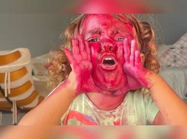 Imagem ilustrativa da imagem Situação inusitada: Criança viraliza na internet após pintar rosto com batom no ES