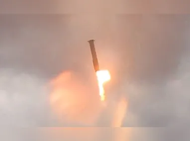 Imagem ilustrativa da imagem Starship: veja vídeo do momento do retorno do propulsor do foguete à Terra