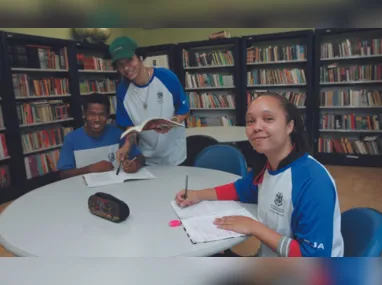 As estudantes Maria Luisa Lopes, 18, Samira Fernandes de Oliveira, 18, Milene Amorim Borges, 18, e  Thayná Araújo Celestino, 17, estão usando este ano a plataforma para correção das redações e têm gostado da experiência. 
Elas cursam a terceira série do ensino médio integrado ao técnico da escola estadual  Arnulpho Mattos, em Vitória.  “Tenho achado bacana, pois além de uma  correção rápida, o sistema ainda dá  feedback sobre cada competência, aquilo que fomos melhor e o que precisamos melhorar. Além disso, temos a nossa  professora  auxiliando e se  disponibilizando para corrigir as redações antes de enviar”, disse Maria Luisa. 
Samira também avalia como positivo o uso da plataforma. “Além de  mostrar  quais são os erros e o  que melhorar, ainda tem  texto de apoio para ajudar a fazer a redação”.