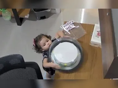 Imagem ilustrativa da imagem VÍDEO | Bebê do ES é flagrada pegando bolo de "mesversário" e viraliza na web