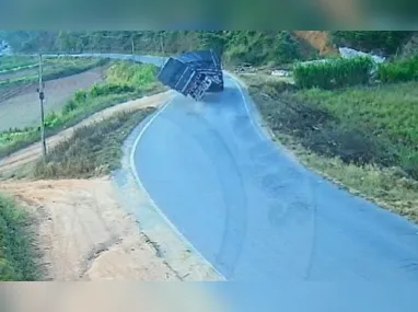 Imagem ilustrativa da imagem VÍDEO | Carreta perde o controle e tomba após curva na região Serrana do ES