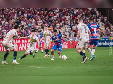 Marcelo comemora gol com jogadores do Fluminense