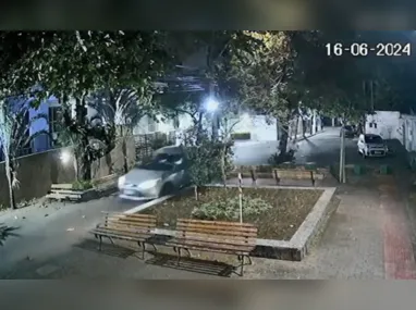 Imagem ilustrativa da imagem VÍDEO | Motorista em alta velocidade invade praça na Mata da Praia e abandona carro